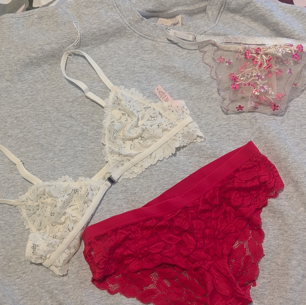 ✨ 3 For 20 Closet Clear Out✨ Lace Bralette and Panty Set - Pink 🩷 White 🎀 (034